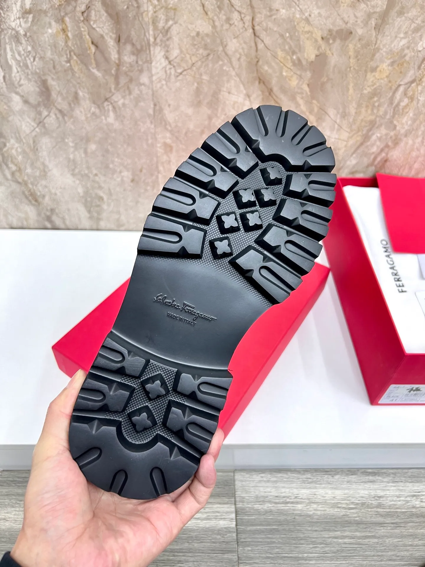 Original quality P780 Brand: Ferragamo Standard code: Men's code 39.40.41.42.43.44 Grade: Same style as the official website High-quality men's shoes Material: Customized first-layer calfskin with water-dyed cowhide lining Cowhide tiptoe Original non-slip and wear-resistant rubber outsole Style category: Men's formal business leather shoes are young and fashionable European and American trends British style Casual matching Comfortable feet Color: actual picture